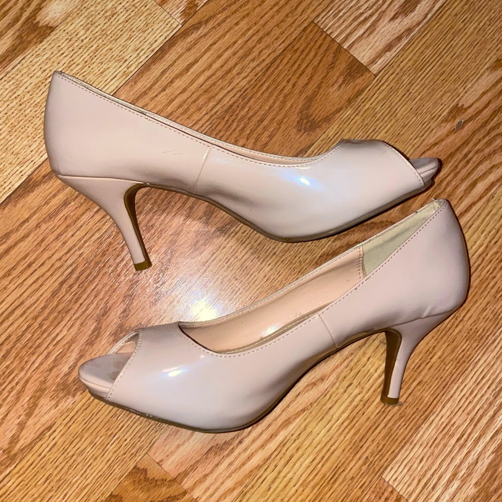 Women’s cream/nude short heel Size: 8.5